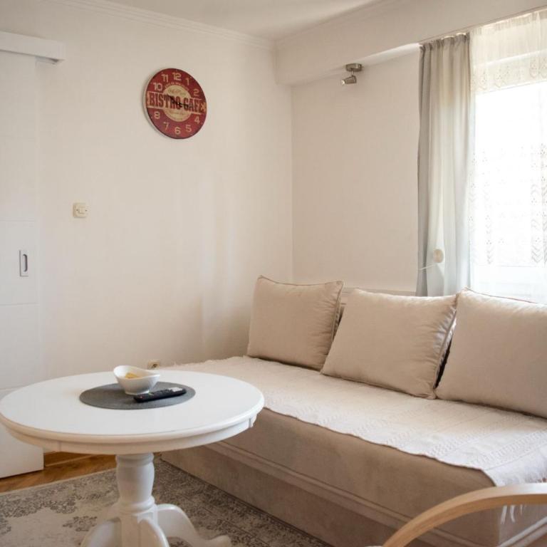 Toby Old Town-3rd Floor-Stairs Only-Public On Street Self Parking - One-Bedroom Apartment - 25