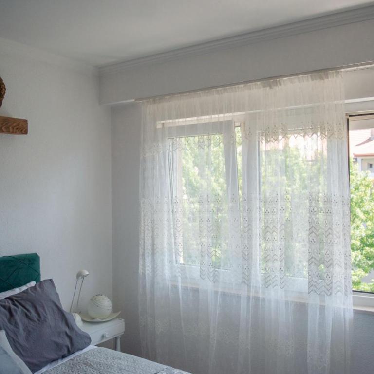 Toby Old Town-3rd Floor-Stairs Only-Public On Street Self Parking - One-Bedroom Apartment - 11