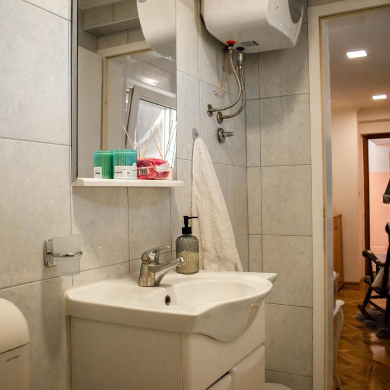 Toby Old Town-3rd Floor-Stairs Only-Public On Street Self Parking - One-Bedroom Apartment - 35