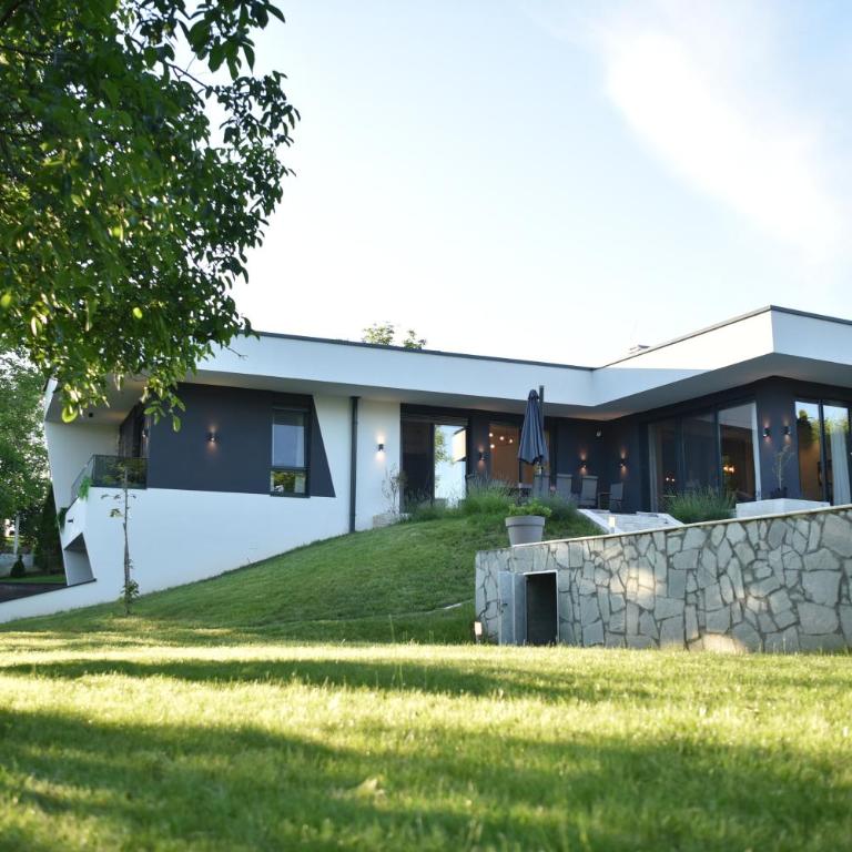Rent Your Family Retreat in Novi Sad - Vila sa Sopstvenim Bazenom - 2