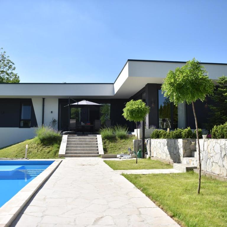 Rent Your Family Retreat in Novi Sad - Vila sa Sopstvenim Bazenom - 8