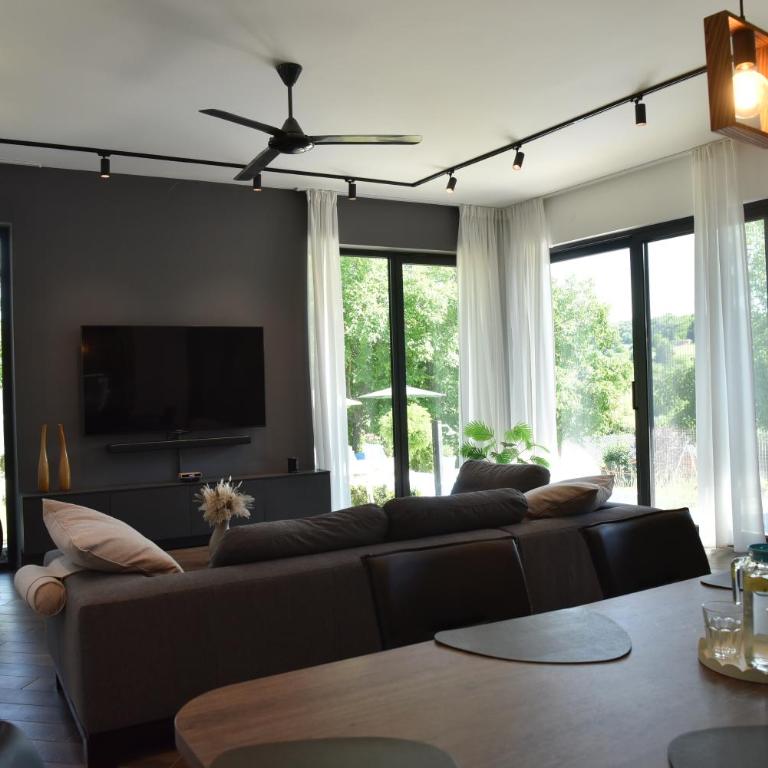 Rent Your Family Retreat in Novi Sad - Vila sa Sopstvenim Bazenom - 23