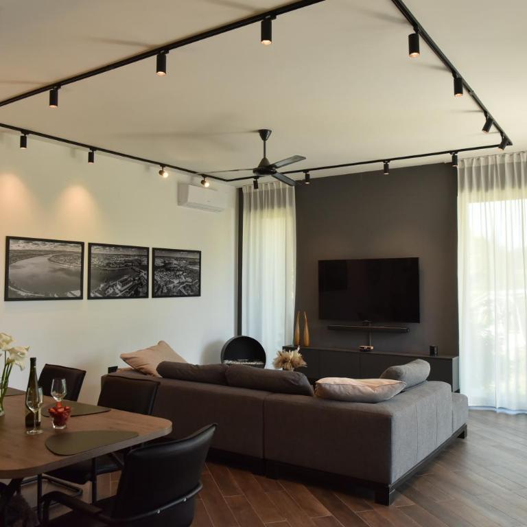 Rent Your Family Retreat in Novi Sad - Vila sa Sopstvenim Bazenom - 24