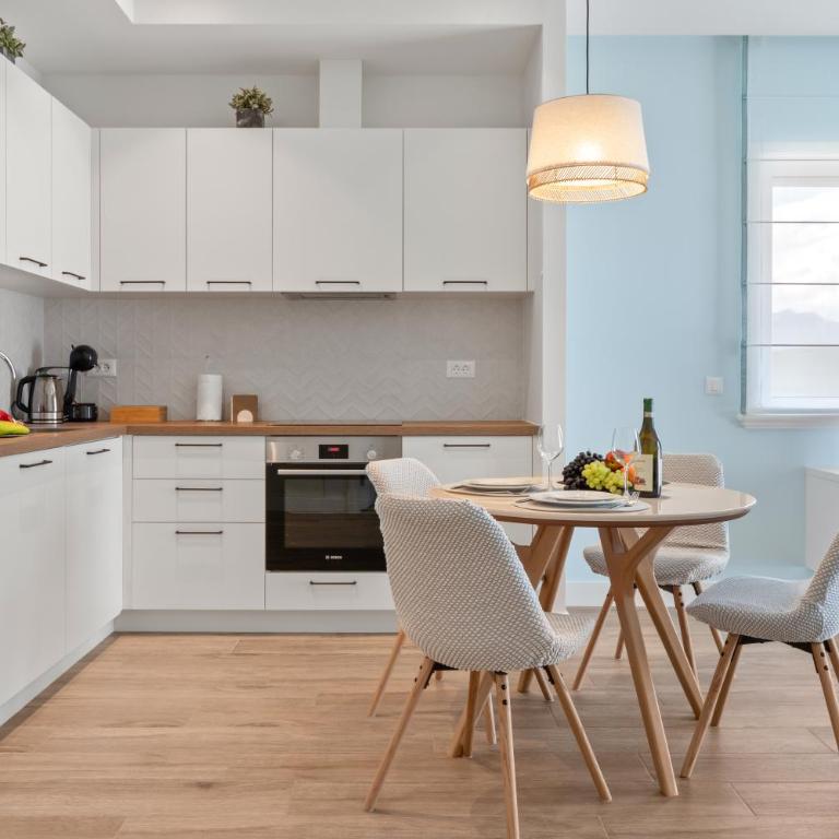 Lustica Apartments Central Bay - Apartman sa 2 Spavaće Sobe, Terasom i Pogledom na More - 9