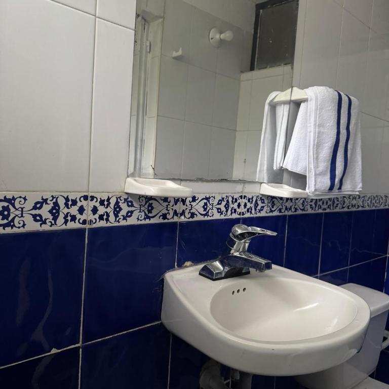 Hospedaje Las Ceibas - Habitación Doble con baño privado - 3
