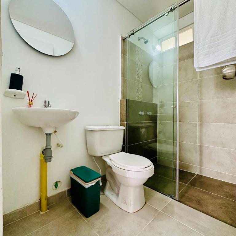 Tranquilo Apto con Vista 5 Estrellas WiFi Fast & CHECK IN AUTONOMO - Three-Bedroom Apartment - 8