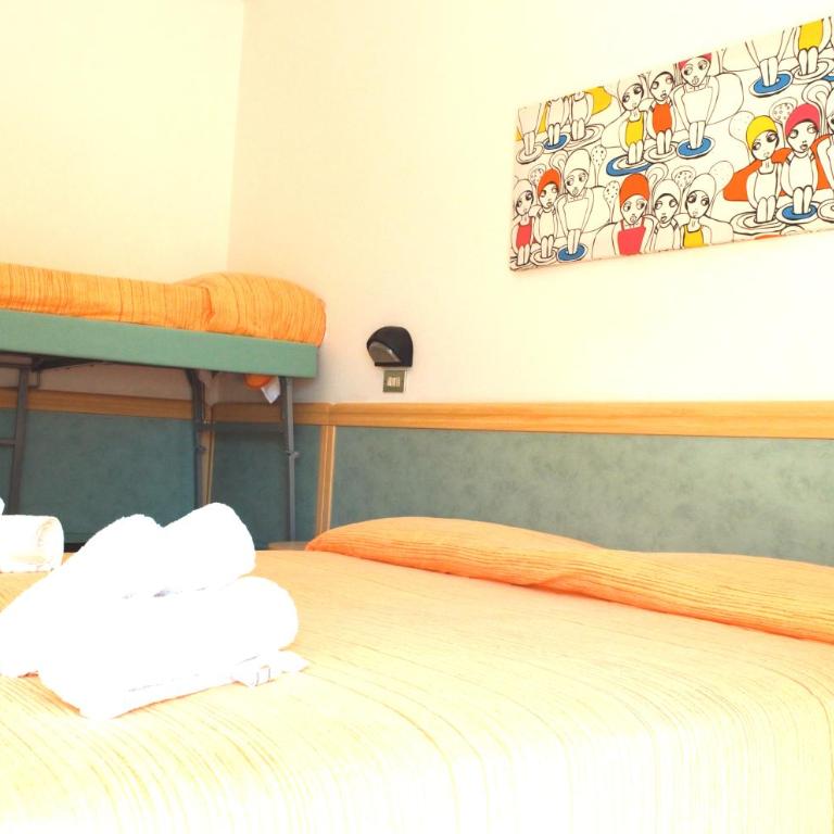 Hotel Lux - Standard Quadruple Room - 8
