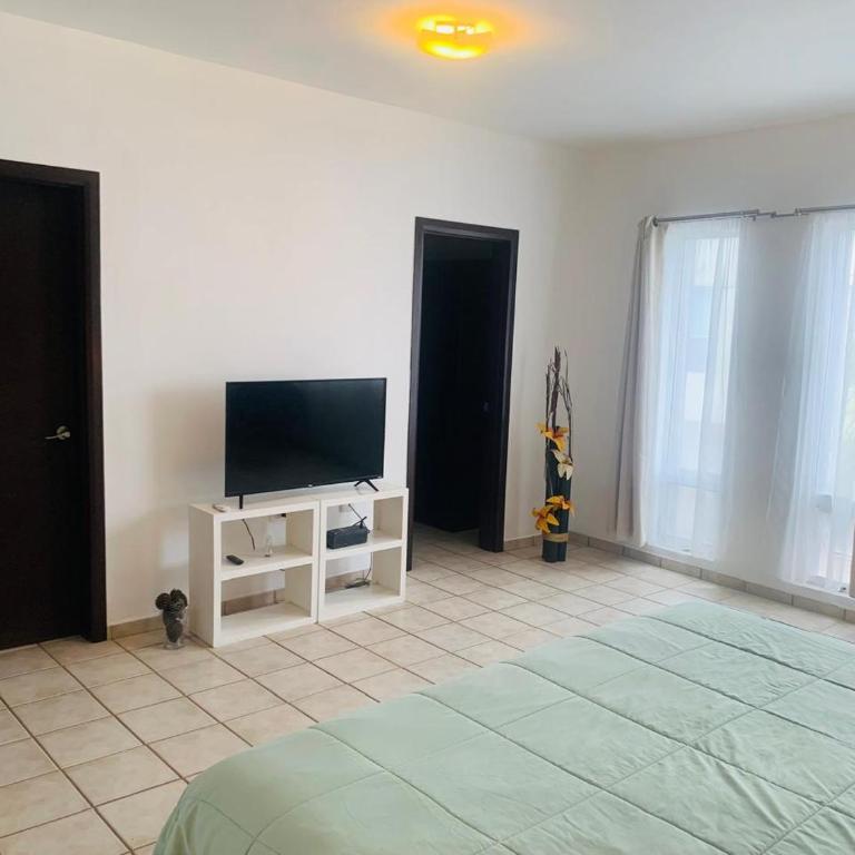 Un hogar lejos de Casa - Three-Bedroom House - 7