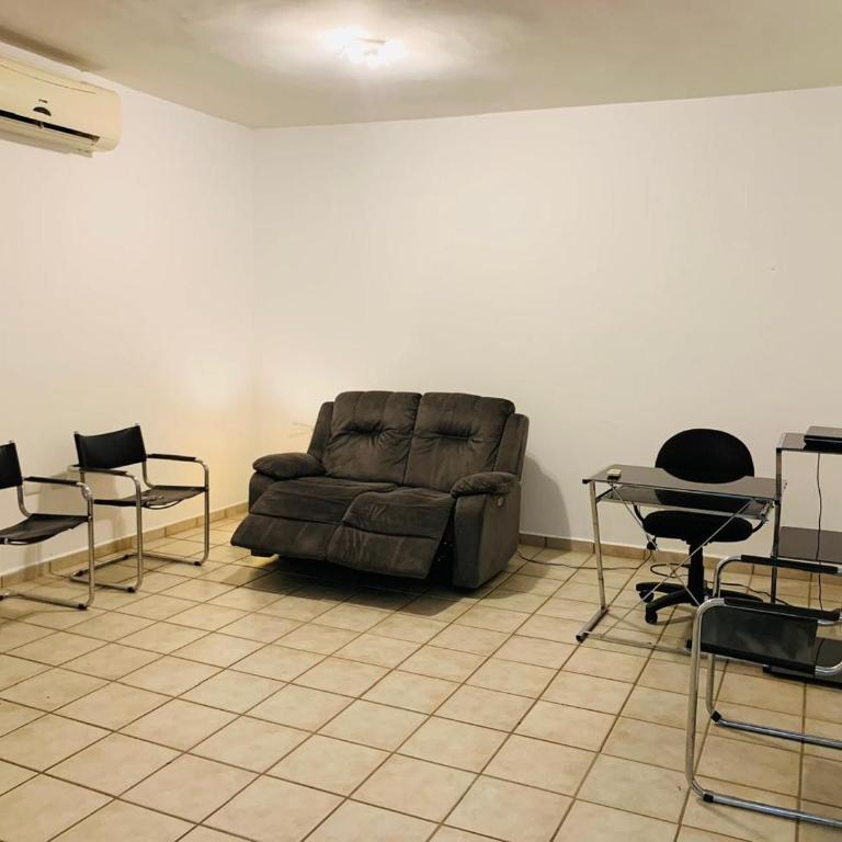 Un hogar lejos de Casa - Three-Bedroom House - 14