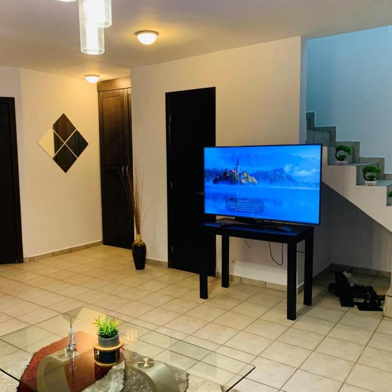 Un hogar lejos de Casa - Three-Bedroom House - 15