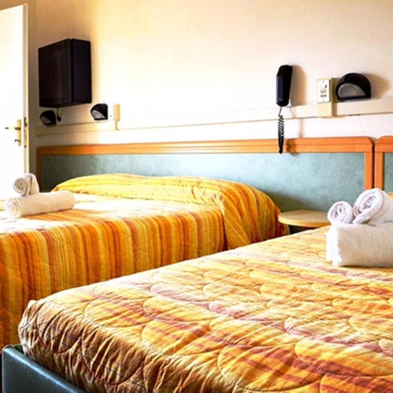 Hotel Lux - Standard Quadruple Room - 12