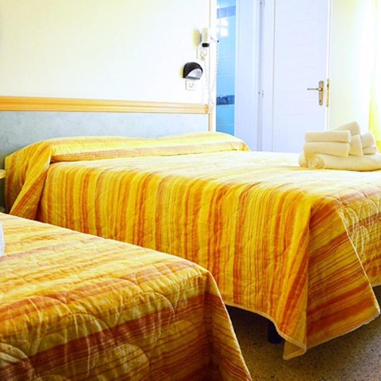 Hotel Lux - Standard Quadruple Room - 3