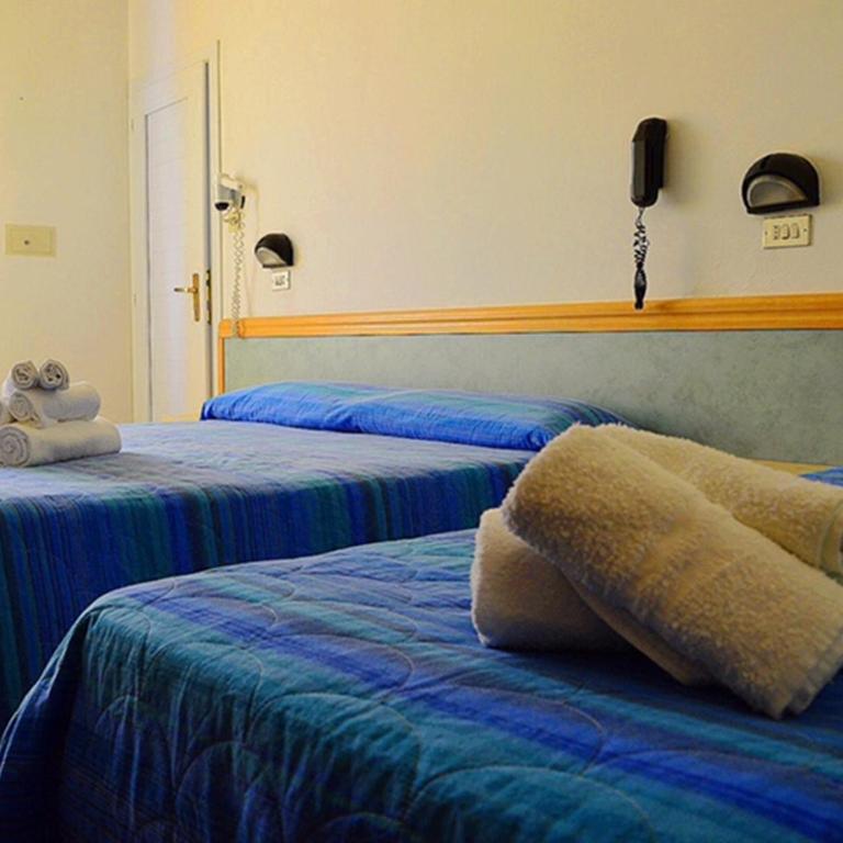 Hotel Lux - Economy Quadruple Room - 6