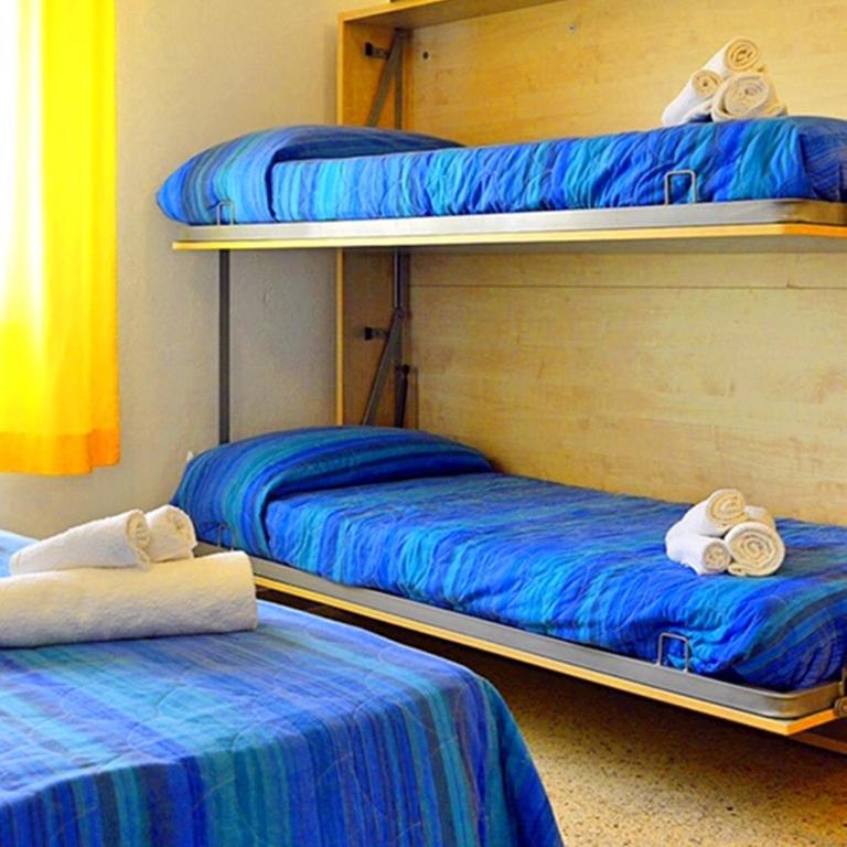 Hotel Lux - Economy Quadruple Room - 7