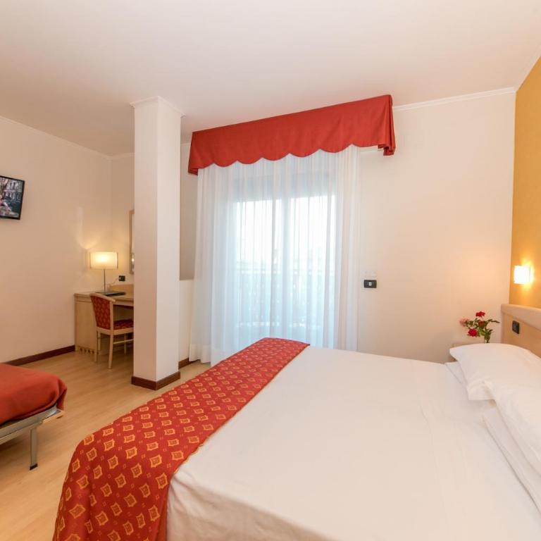 Hotel Helios - Camera Familiare - 1