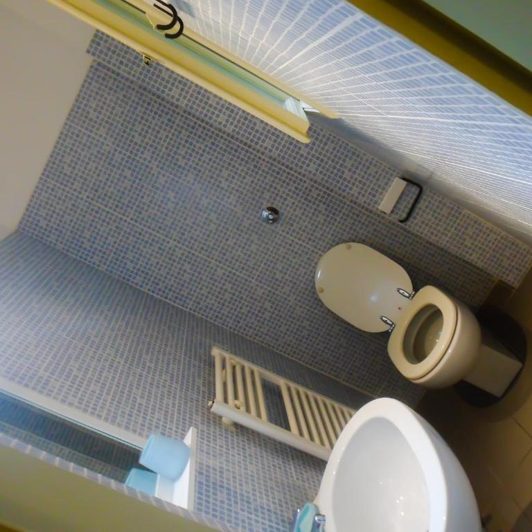 Michelangelo's Relais - Queen Room with Shared Bathroom - 4