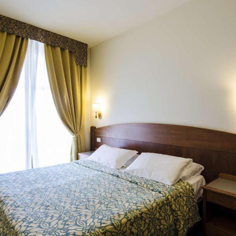 Hotel Smeraldo - Camera Superior Matrimoniale/Doppia con Letti Singoli con Vista Lago Parziale - 7