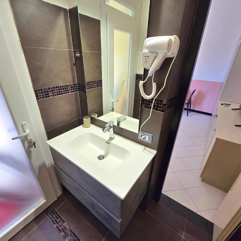 Affittacamere Guest House Happy Holiday - Double Room with Private Bathroom - 9