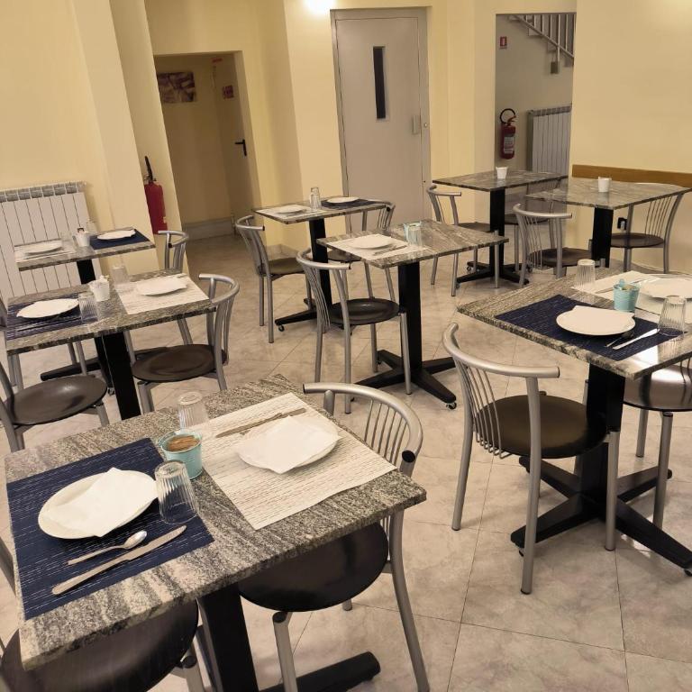 Hotel POSTA - Comfortable Stay in Ventimiglia - Camera Matrimoniale con Balcone - 8