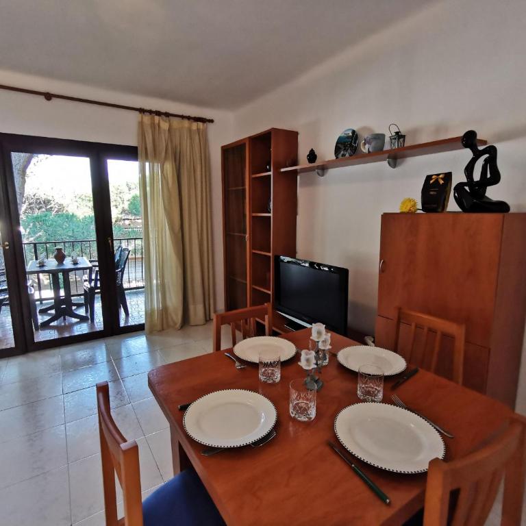 Apartamento con WIFI a 5 Minutos de la Playa y Cerca de Tiendas y Restaurantes - ES-209-10 - Apartamento - 1