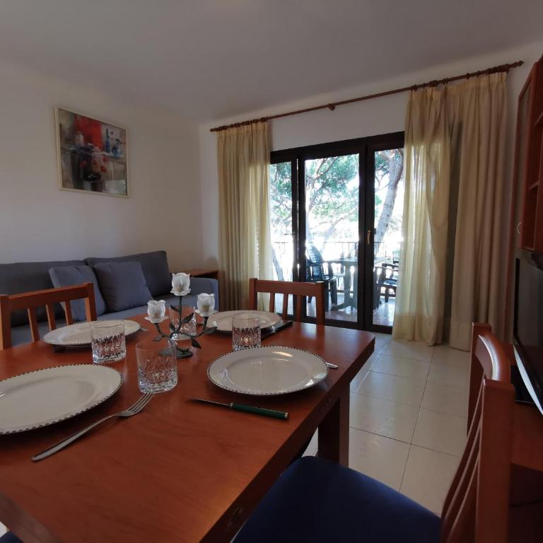 Apartamento con WIFI a 5 Minutos de la Playa y Cerca de Tiendas y Restaurantes - ES-209-10 - Apartamento - 4