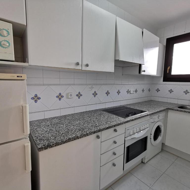 Apartamento con WIFI a 5 Minutos de la Playa y Cerca de Tiendas y Restaurantes - ES-209-10 - Apartamento - 10