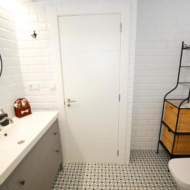Modern Apartment in Alicante Old Town - City Center - 300mt to the beach - Three-Bedroom Apartment - 13