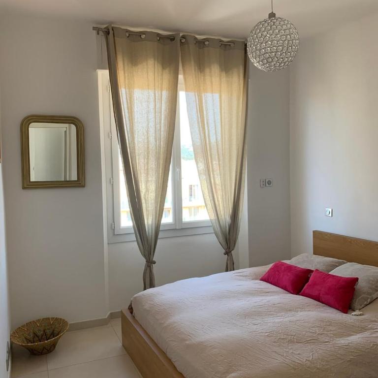 Appartement T3 Centre Vue Mer Garage Conciergerie - Two-Bedroom Apartment with Terrace and Sea View - 9