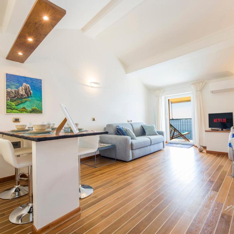 Beach | Parking | Wifi | A/C| Sea View By Tilo - One-Bedroom Apartment with Sea View and Balcony - 8