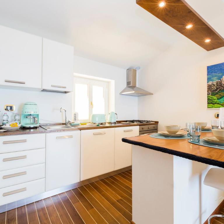 Beach | Parking | Wifi | A/C| Sea View By Tilo - One-Bedroom Apartment with Sea View and Balcony - 3