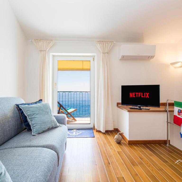 Beach | Parking | Wifi | A/C| Sea View By Tilo - One-Bedroom Apartment with Sea View and Balcony - 1
