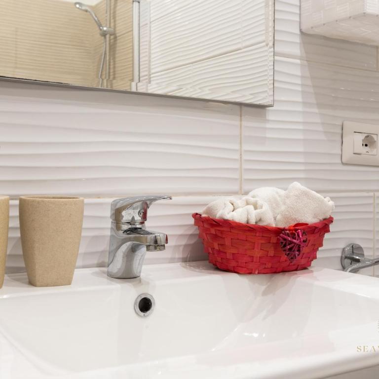 Sea View Rome Luxe Stay - 7 pax, 2 baths, 100mt from the sea, A-C, terrace - Appartamento con 2 Camere da Letto - 39