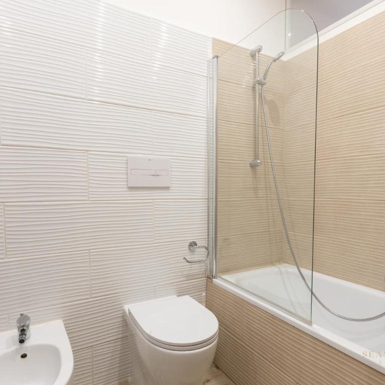 Sea View Rome Luxe Stay - 7 pax, 2 baths, 100mt from the sea, A-C, terrace - Appartamento con 2 Camere da Letto - 37