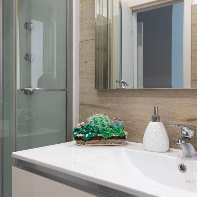 Sea View Rome Luxe Stay - 7 pax, 2 baths, 100mt from the sea, A-C, terrace - Appartamento con 2 Camere da Letto - 32