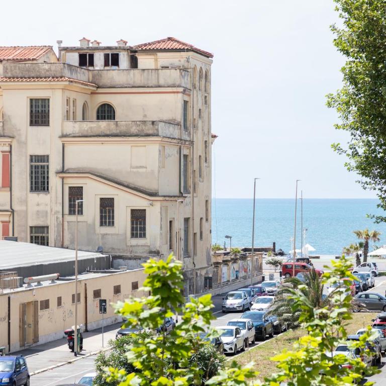 Sea View Rome Luxe Stay - 7 pax, 2 baths, 100mt from the sea, A-C, terrace - Appartamento con 2 Camere da Letto - 4
