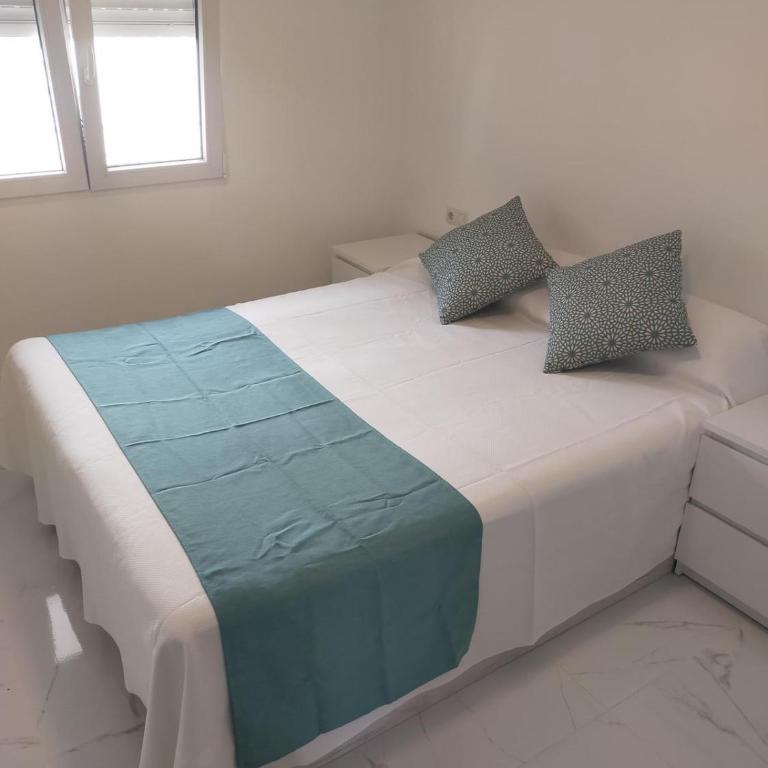Family-Friendly 3BR Apartment in Salou Central, Near Beach - Three-Bedroom Apartment with Balcony - 9