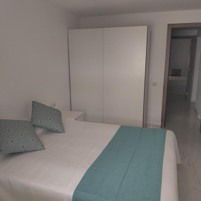 Family-Friendly 3BR Apartment in Salou Central, Near Beach - Three-Bedroom Apartment with Balcony - 10