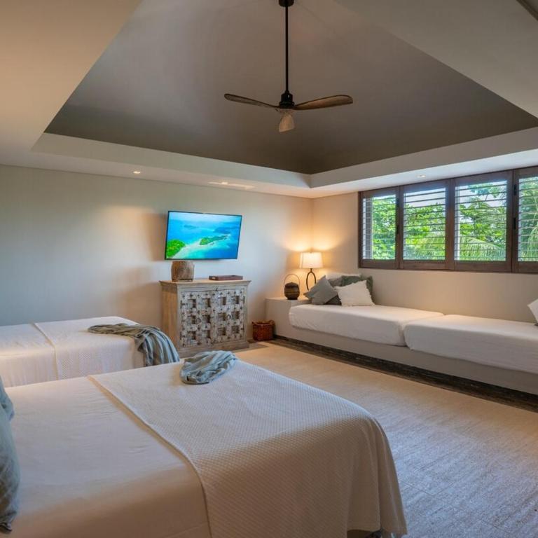 Luxury Beachfront Villa with Infinity Pool - Villa - 12