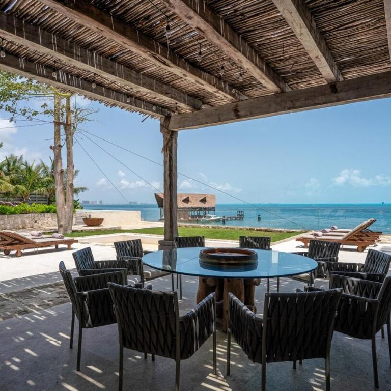 Luxury Beachfront Villa with Infinity Pool - Villa - 19