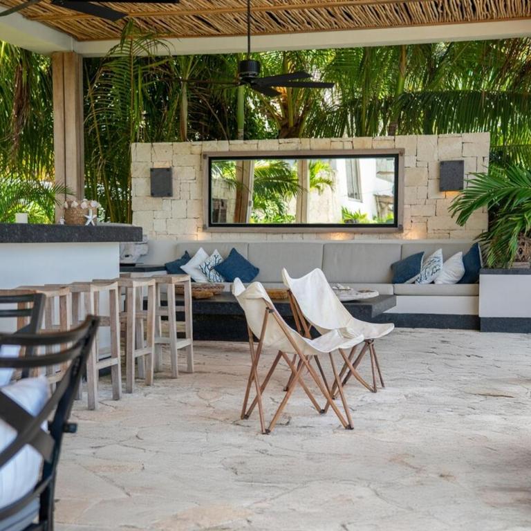 Luxury Beachfront Villa with Infinity Pool - Villa - 27