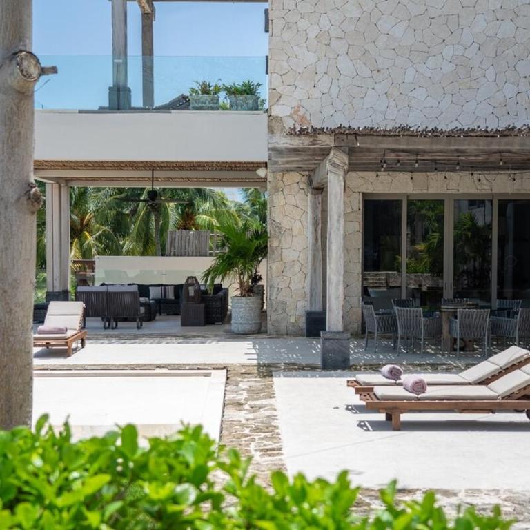 Luxury Beachfront Villa with Infinity Pool - Villa - 55