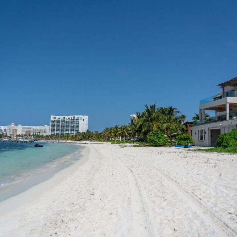 Luxury Beachfront Villa with Infinity Pool - Villa - 63