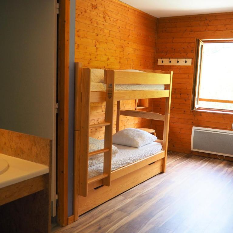 Auberge de Jeunesse HI La Clusaz - Camera Tripla con Doccia - 6