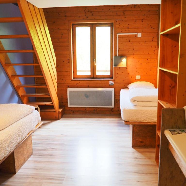 Auberge de Jeunesse HI La Clusaz - Camera con 5 Letti e Doccia - 2