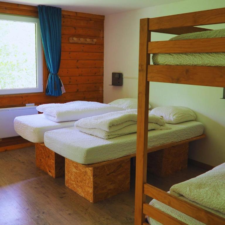Auberge de Jeunesse HI La Clusaz - Camera con 6 Letti e Doccia - 3