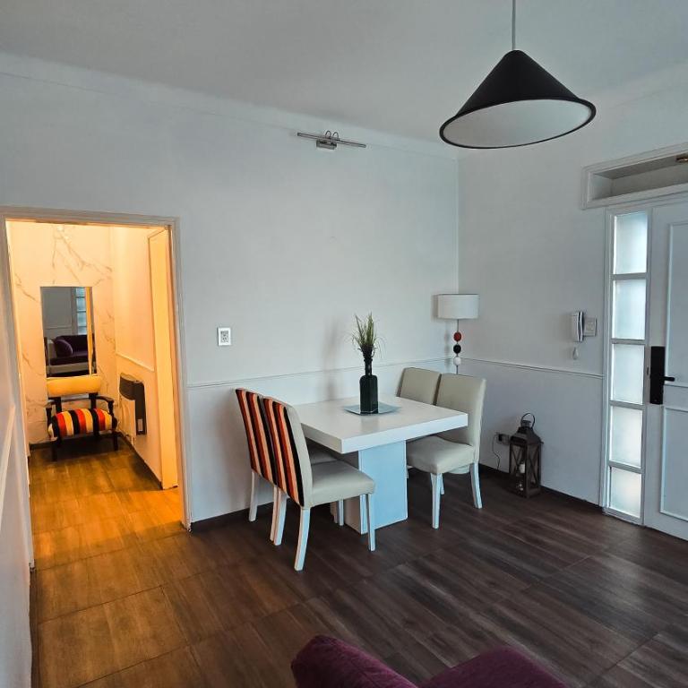 Cómodo departamento 2 dormitorios con jardín sobre Avenida Libertador - Two-Bedroom Apartment - 3