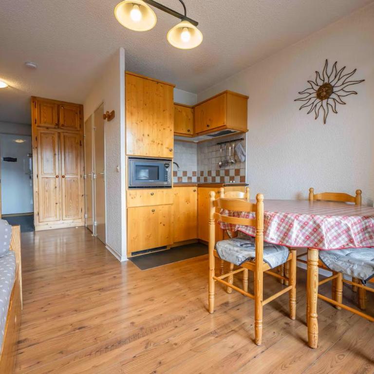 Esprit Montagne - Vue - Balcon - Parking - Two-Bedroom Apartment - 4