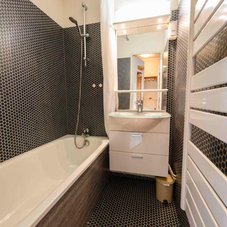 Esprit Montagne - Vue - Balcon - Parking - Two-Bedroom Apartment - 7