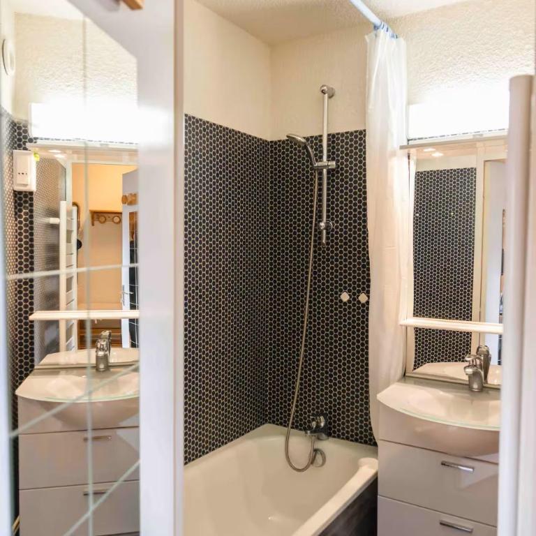 Esprit Montagne - Vue - Balcon - Parking - Two-Bedroom Apartment - 15