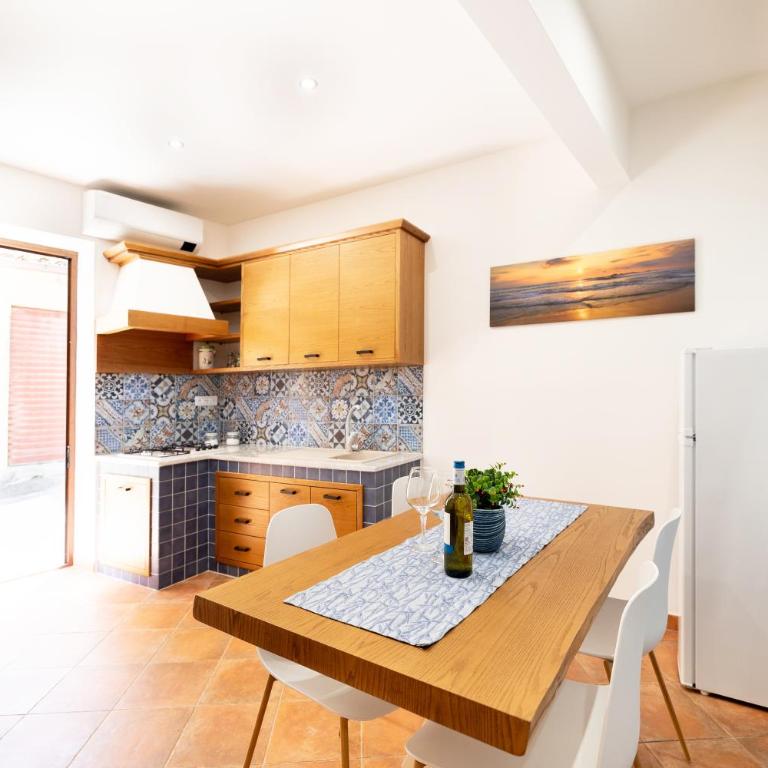 Casa Liotta - Family Room - 9